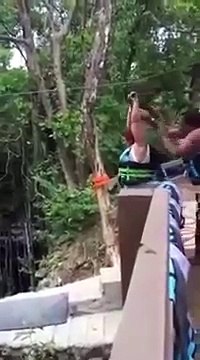 Elle va complètement foirer son saut en tyrolienne ! Douloureux...