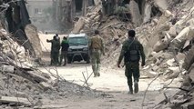 في مخيم اليرموك في دمشق دمار يطغى على الشوارع وجنود يحتفلون بالنصر
