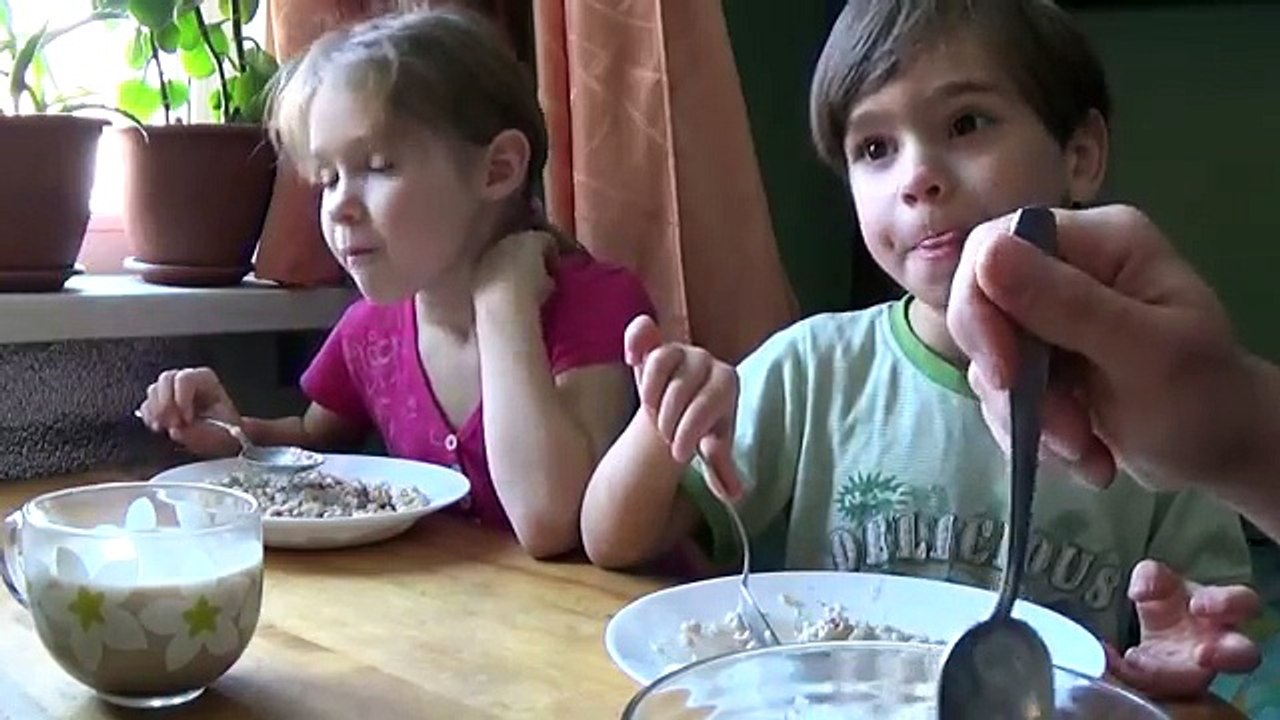КАК НАШИ ДЕТИ ЕДЯТ КАШУ НА ЗАВТРАК