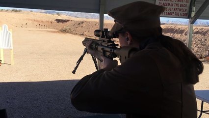 Forgotten Weapons - Ian fires 2 rounds from an HK 417 at SHOT