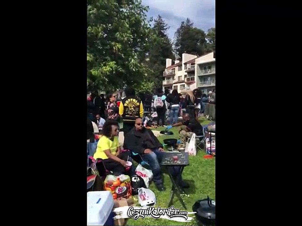 Bir kadın, geçen hafta evinin önündeki parkta 8 siyahi gencin barbekü yapmasından endişe duyarak polise şikayetçi olmuş, olay haberlere yansımıştı. Bu pazar günü aynı parktan çekilmiş bir video