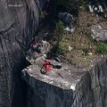 مردی که طناب های پاراشوت اش در یک صخرۀ بلند در شمال کانادا گیر کرده و خودش آویزان مانده بود، توسط امدادرسانان نجات داده شد.#voaosical