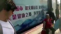 Çin'de Adanalı değnekçi