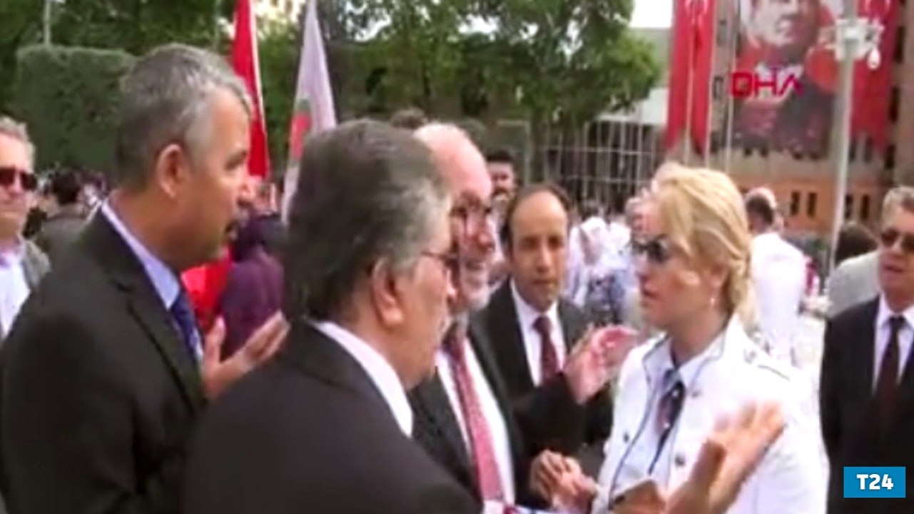 19 Mayıs töreninde ‘saygı duruşu tartışması