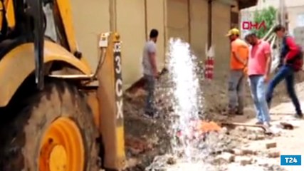 İslahiyede su borusu patladı, yol nehre döndü