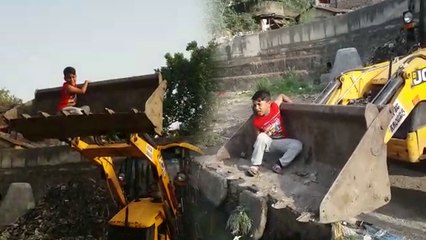 बॉल लेने JCB के बकेट में चढ़ा बच्चा,ड्राइवर ने हवा में उठाया