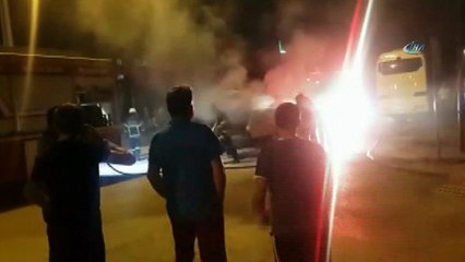 Seyir halindeki otomobilin motor kısmı alev aldı