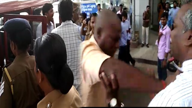 தூத்துக்குடி அரசு மருத்துவமனை முன்பு பொதுமக்கள்-போலீஸ் தள்ளுமுள்ளு- வீடியோ