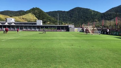 Скачать видео: El golazo de Vinicius Jr en el entrenamiento