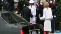Melania Trump, Donald Trump ile el ele tutuşmaktan yine kaçındı
