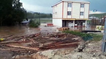 - Karaçoban'ı dolu ve sel vurdu, yol ortasında girdap oluştu
