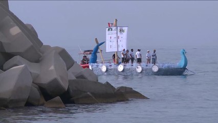 هذا الصباح- لبنانيون أبحروا  بقارب من العبوات البلاستيكية