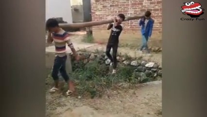 दो दोस्तों के बीच में कुछ यूँ लटक गया ये लड़का, देखे ये मजेदार वीडियो !