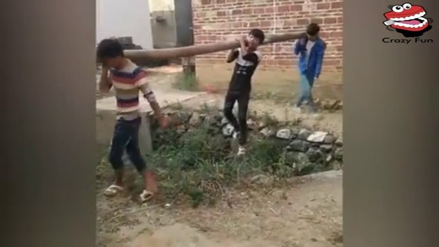 दो दोस्तों के बीच में कुछ यूँ लटक गया ये लड़का, देखे ये मजेदार वीडियो !