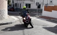 VÍDEO: Conduce una moto de tres ruedas con el carnet B