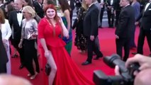 Cannes Film Festivali’nde Rus manken iç çamaşırı ile kaldı