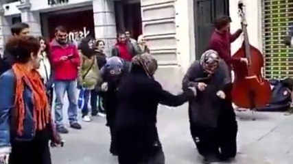 Sosyal medya caz çalan orkestraya eşlik eden mendilci teyzeleri konuşuyor!