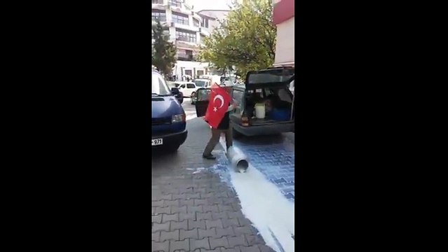 İneklerine haciz gelen çiftçiden Ziraat Bankası önünde eylem