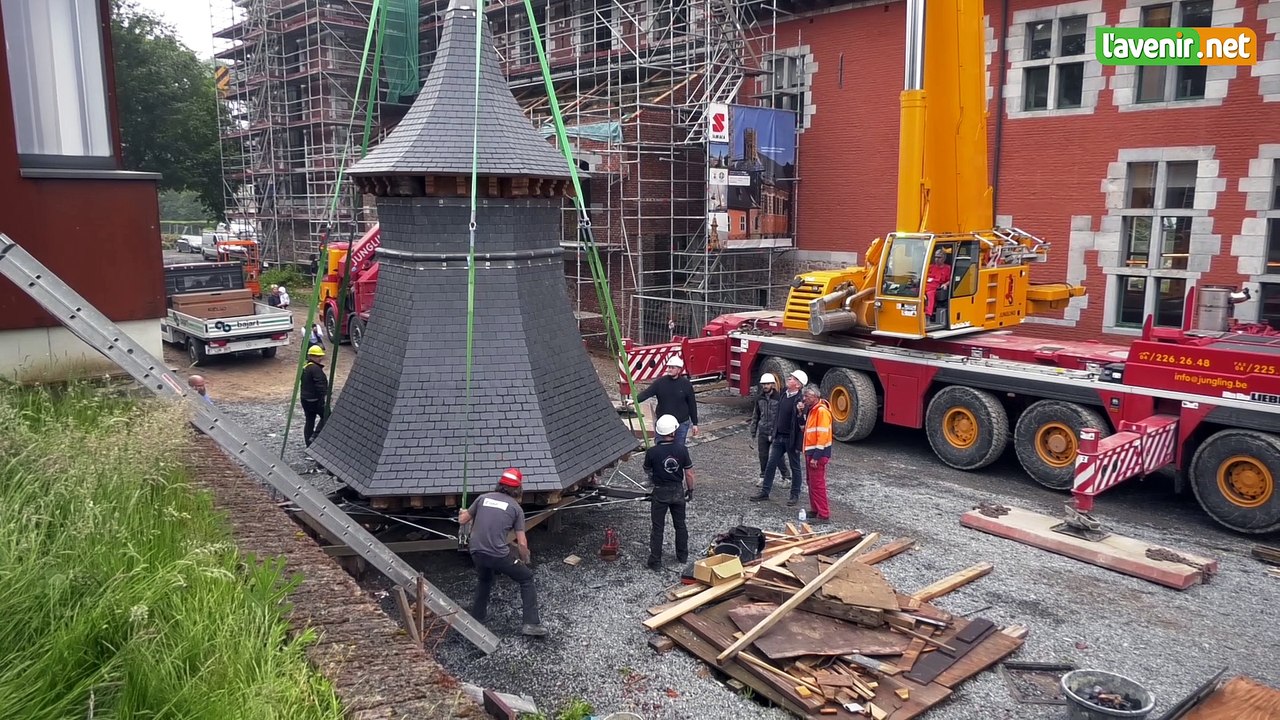 L'Avenir - Le clocher restauré de la Paix Dieu à Amay replacé sur le toit de l’édifice