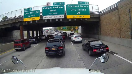 Une voiture empêche un camion de passer