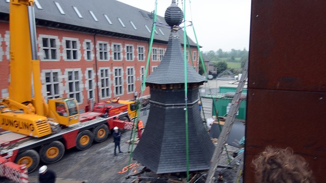 Le clocher est levé pour être fixé sur l'abbaye de la Paix-Dieu à Amay