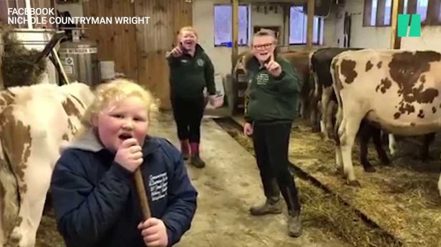 Ces trois soeurs dansent au milieu de leurs vaches pour sensibiliser à la crise du lait