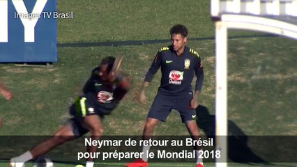 Neymar s'entraîne avec l'équipe du Brésil pour le Mondial
