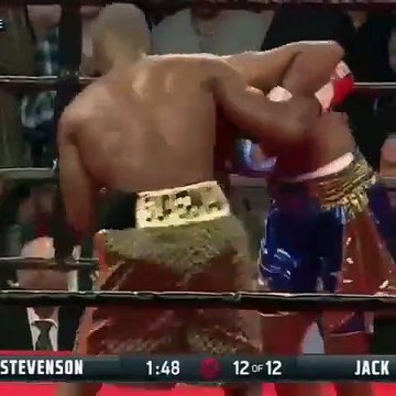 Un arbitre se prend un coup pendant un combat de boxe.