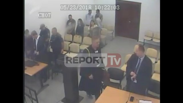 Del VIDEO/Ja si u arratis nga salla e gjyqit në Vlorë i dënuari, policët e ndjekin nga pas