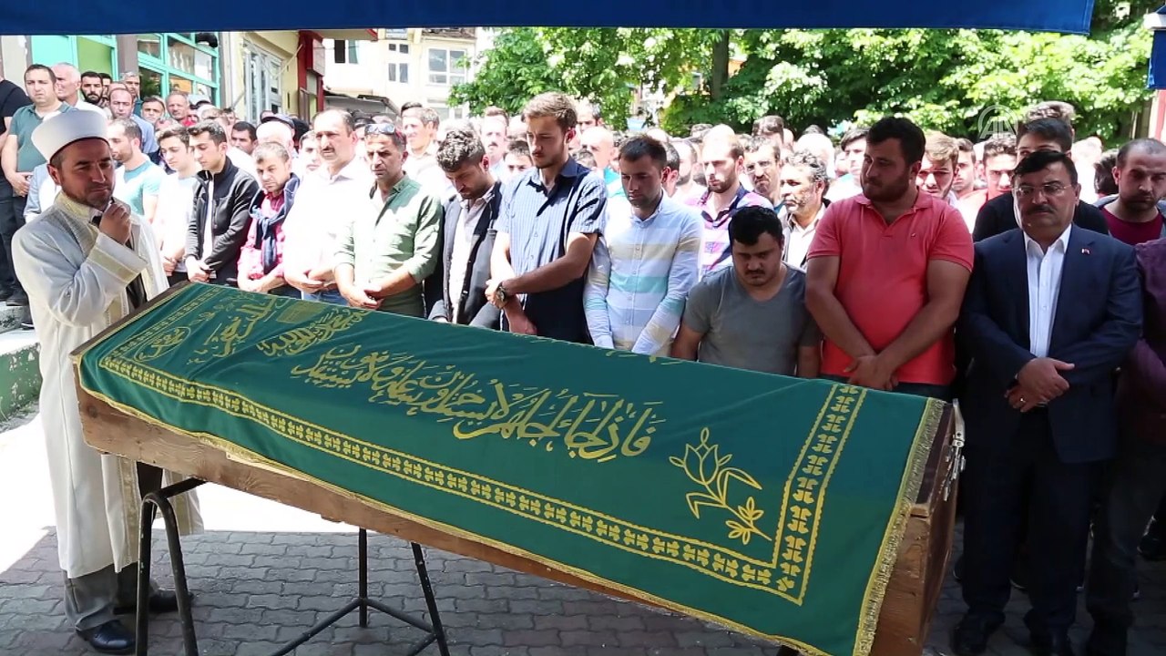 Çoruh Nehri'ne düşen otomobilde hayatını kaybeden 2 kişinin cenazeleri toprağa verildi - ARTVİN