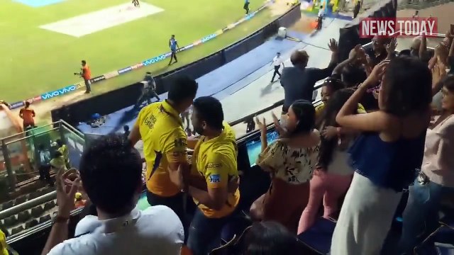 Winning Moments MS Dhoni Wife Sakshi Dhoni Shouting DHONI DHONI From Stand As CSK Beats SRH In IPL