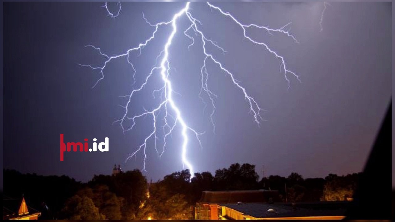 5 Kisah Orang Tersambar Petir Paling Aneh di Dunia