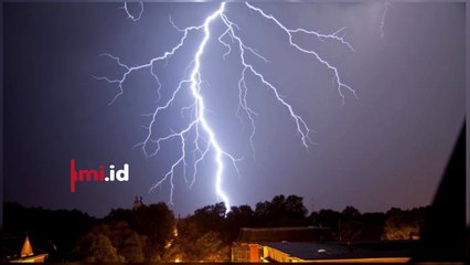 5 Kisah Orang Tersambar Petir Paling Aneh di Dunia