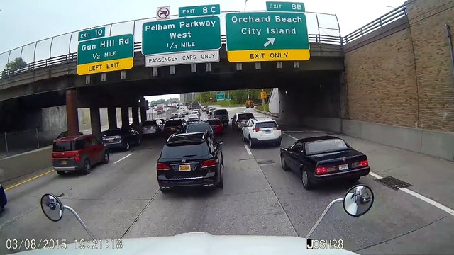 Une conductrice empêche un camion de passer