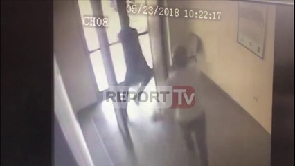 Tải video: Momentet kur i riu arratiset nga salla e Gjykatës në Vlorës, vrapi në korridore, ndjekja nga policët