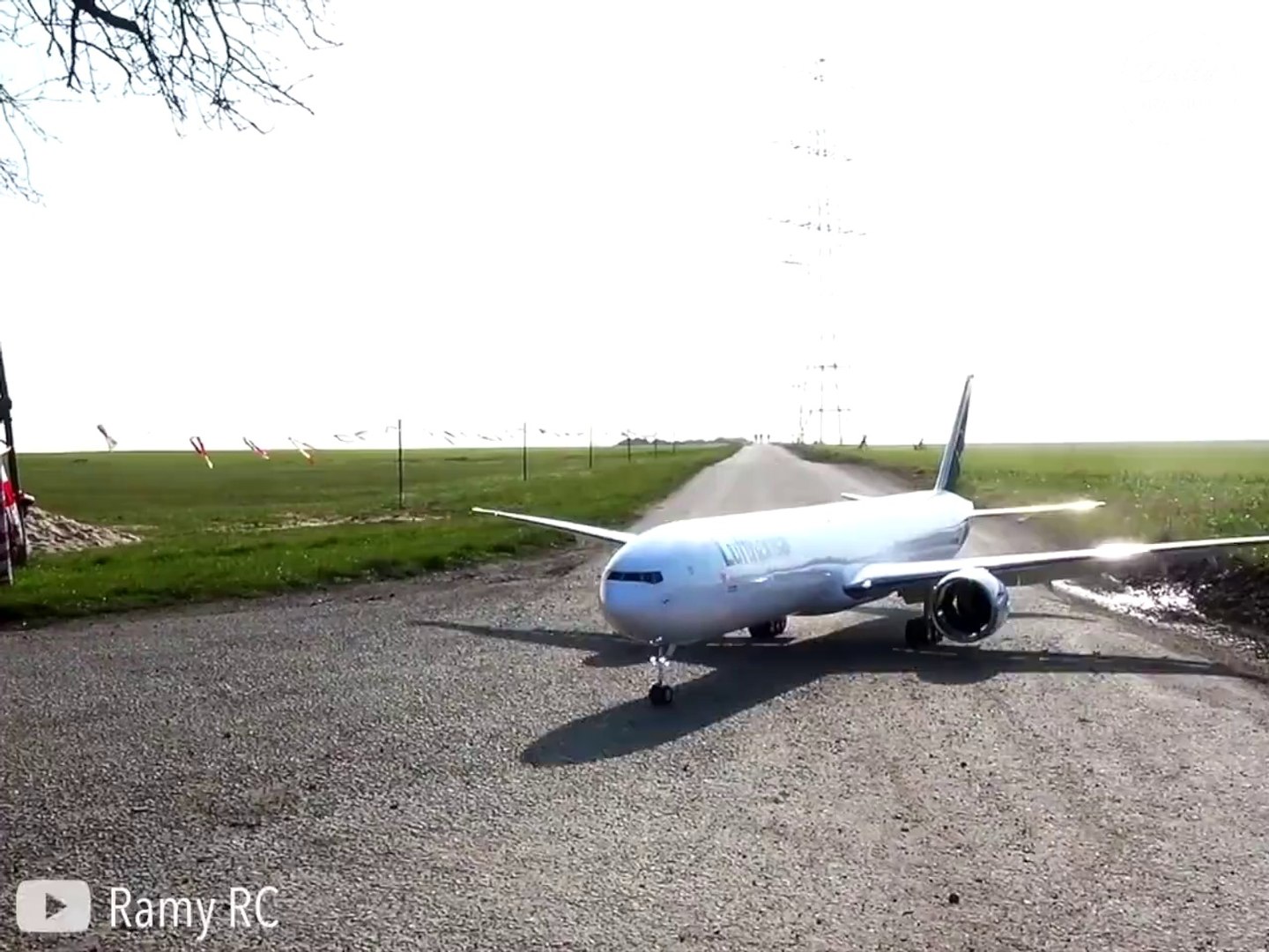 La maquette du Boeing 777-9X RC, plus vraie que nature - Vidéo Dailymotion