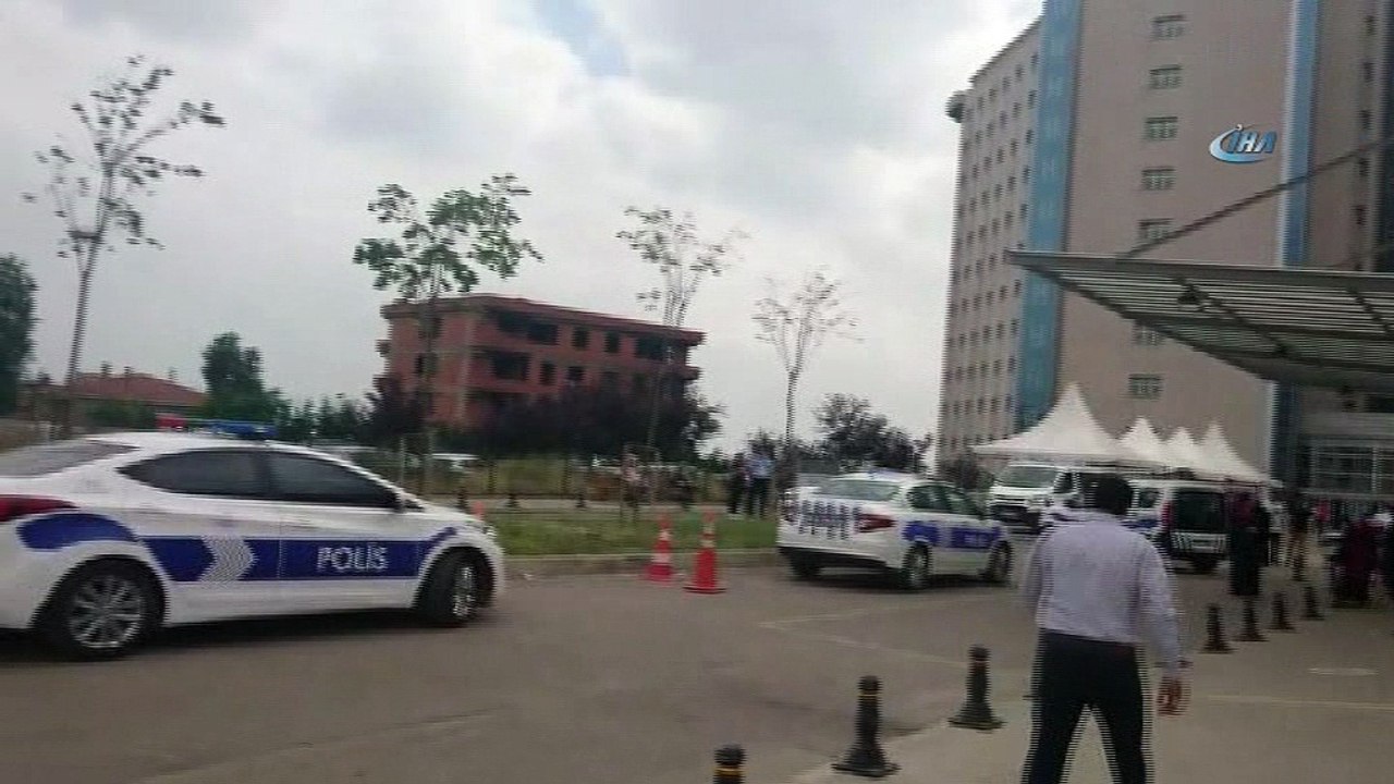 Pendik'teki Marmara Eğitim ve Araştırma Hastanesi'nin otoparkında çalıntı bir aracın şoförünü gözaltına almayan çalışan jandarma ekiplerine ateş açıldı. 1 jandarma personeli yaralandı, şüpheli kayıplara karıştı.