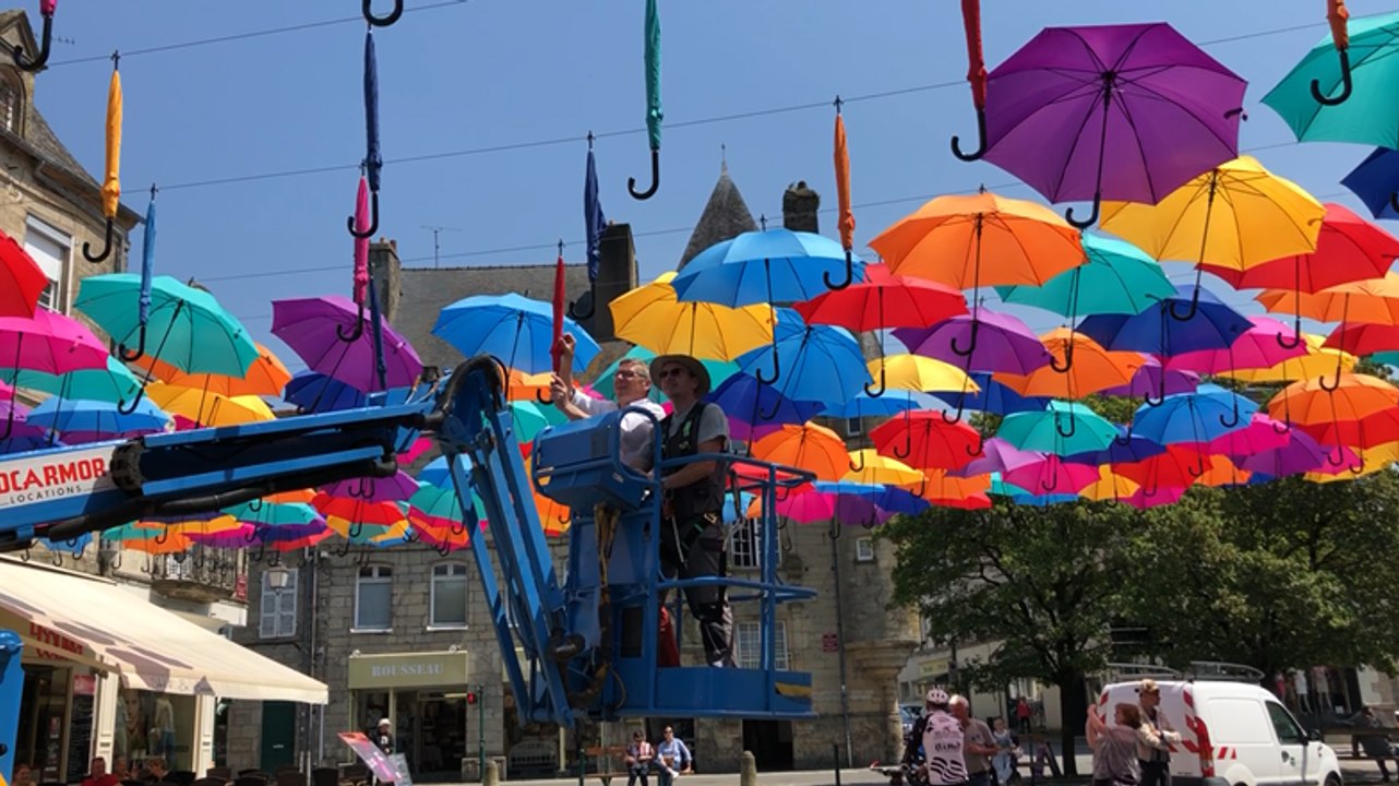 Le ciel de parapluies est en place