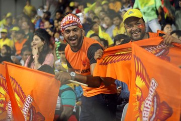 IPL 2018: ചെന്നൈക്കെതിരെ ഹൈദരാബാദ് കറുത്ത ബാഡ്ജ് ധരിച്ച് മത്സരത്തിനിറങ്ങി | Oneindia Malayalam