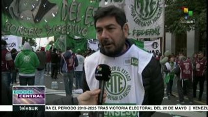 Скачать видео: Trabajadores argentinos siguen movilizados, exigen salarios dignos