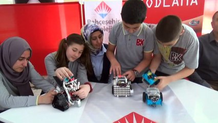 Öğrencilerinin yaptığı bir birinden farklı robotlar yarıştı