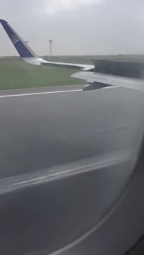 Ce passager filme la sortie de piste de son avion après un atterrissage raté