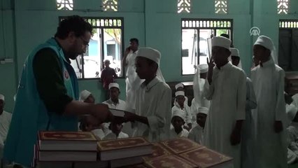 Tdv Sri Lanka'da Medrese Öğrencilerine Kur'an-ı Kerim Dağıttı