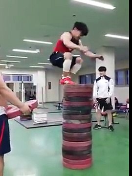 Salle de muscu : ils se défient de sauter le plus haut sur des poids !