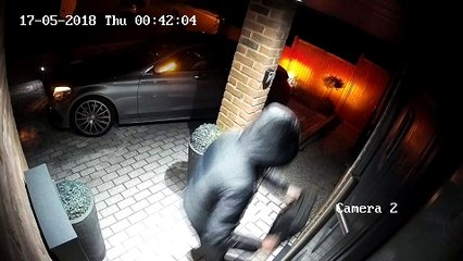 下载视频: Keyless Car Theft Hack Caught on Camera