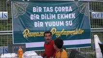 Gazeteci ve polisleri karşılarında görünce neye uğradığını şaşırdılar... Uzun yol şoförlerine 'çevirmeli iftar'