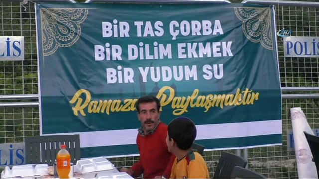 Gazeteci ve polisleri karşılarında görünce neye uğradığını şaşırdılar... Uzun yol şoförlerine 'çevirmeli iftar'