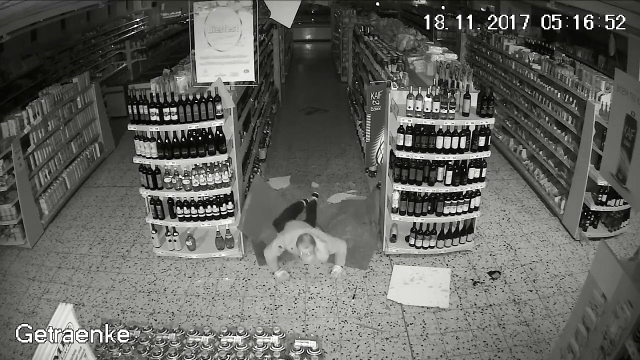 Un cambrioleur entre dans un supermarché par le plafond et se casse la jambe