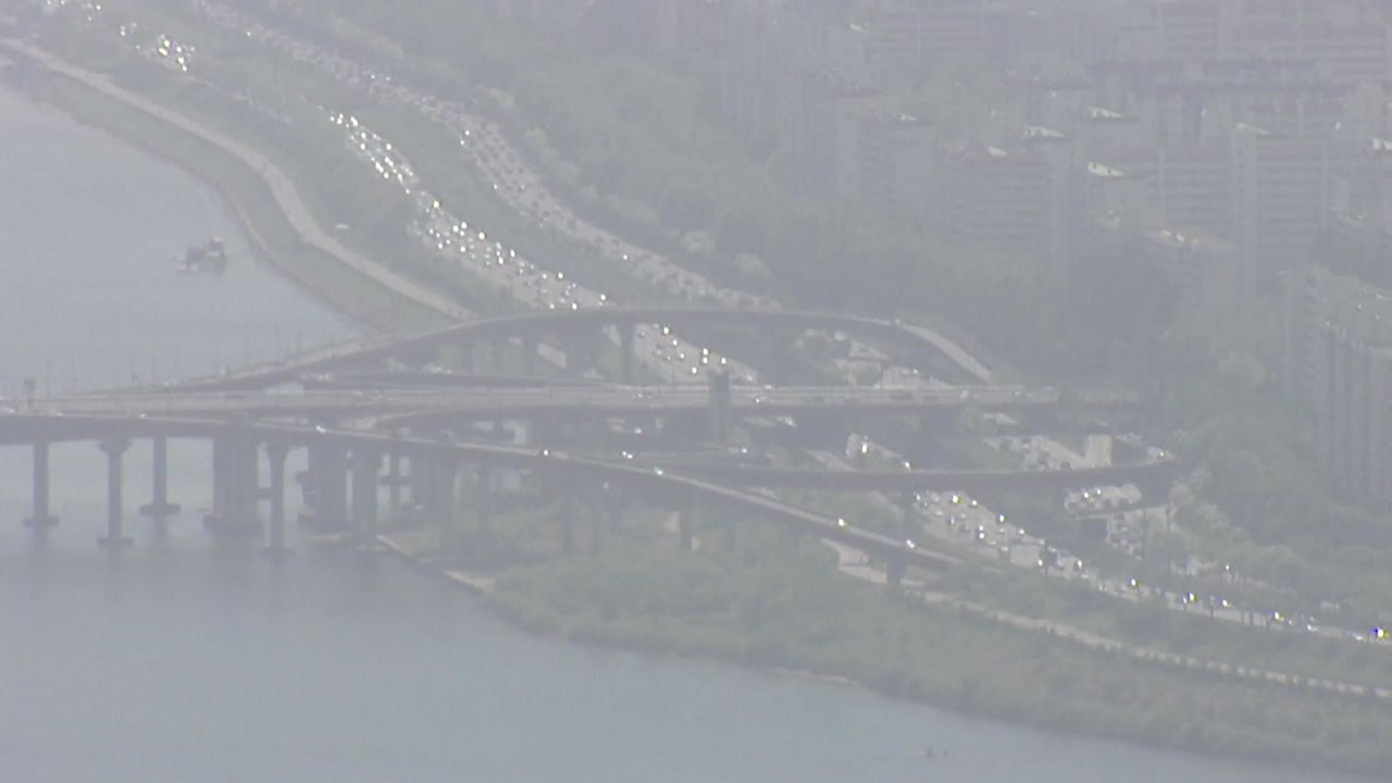 [날씨] 황사에 오후 스모그 유입...미세먼지 '매우 나쁨' / YTN