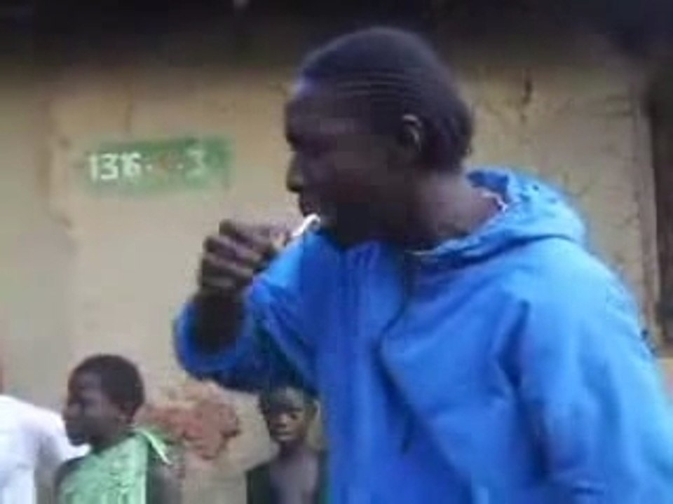Un africain se brosse les dents - incroyable, choc, magie